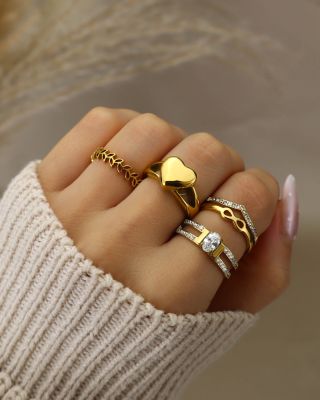 Nová kolekcia prsteňov z chirurgickej ocele je tu! ✨ Odolné, lesklé a pripravené, aby doplnili každý outfit. Ktorý kúsok...