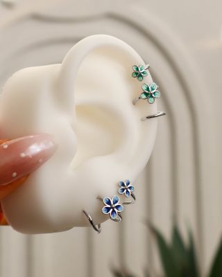 💐 Pre tie, ktoré milujú jemnosť s nápadom. Naše strieborné prevliekacie náušnice s kvietkami vytvárajú dojem dvoch náušníc...